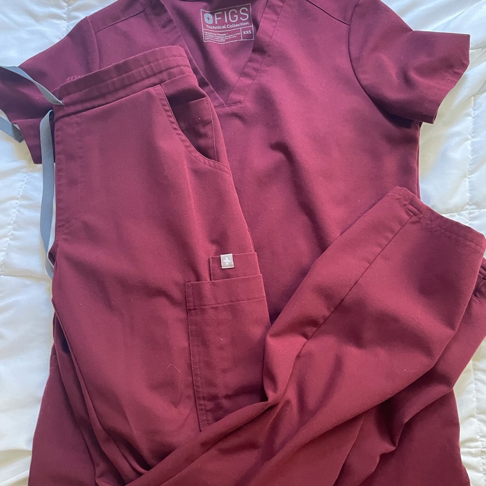 Figs scrub set maroon